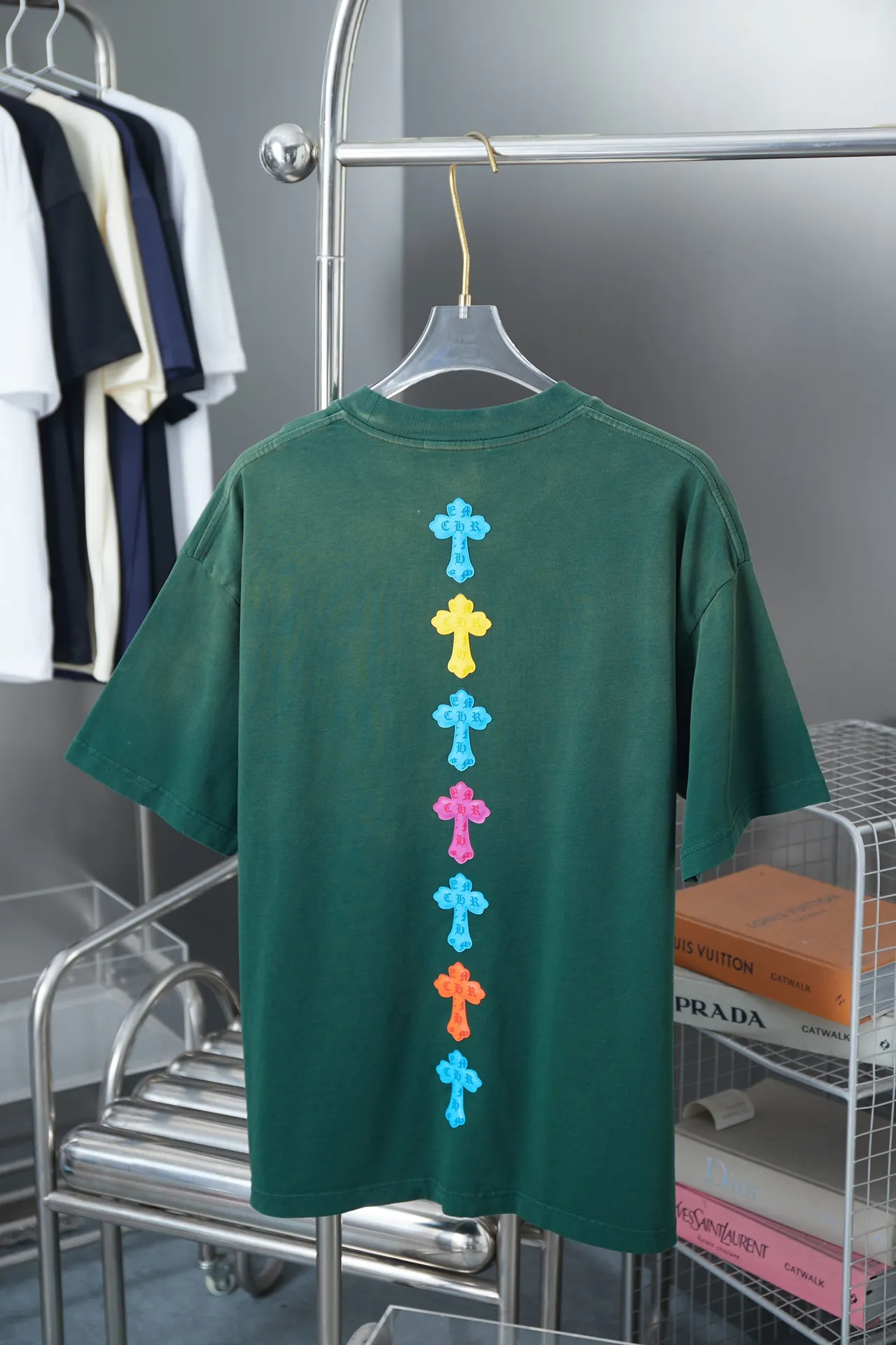 🅿️210 Ch*ome Hearte 25SS early spring new style Three-dimensional sponge thick version Chloë Hearte logo short sleeves Light luxury essential item for daily commuting for men and women Correct version Welcome to compare Detailed features · 320g 100% pure cotton double yarn jersey fabric · Custom dyed in the same vat with special thickened 32 count double-ply 1X1 thread · Three-dimensional sponge thick version Chloé Hearte logo printing · Ready-to-wear dyeing Then do the faded fried snowflake process, then wash it to make it look old · General washing to improve the effect · Double-needle stitching and cross-stitch process · Original main mark, washed tag, brand moisture-proof paper packaging Color: white/black/green/blue Size: S/M/L/XL